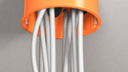 Bild 3: Bis zu 16 NYM-Leitungen unterschiedlicher Querschnitte sowie sechs Installationsrohre bis 25mm Durchmesser können werkzeuglos durch die elastischen Dichtungsmembranen eingeführt werden