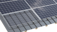 Bild 5: Mit den Klemmen lassen sich gerahmte Solarmodule jeglicher Länge und Breite auf Falzblechdächer montieren