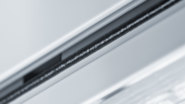 Bild 4: Mit Ruß geschwärzte Schaumraupen stellen an der Profilaußenwand zwischen den Lichtbandmodulen und der Tragschiene eine staub- und wassergeschützte Verbindungsstelle sicher
