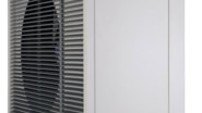 Bild 1: Die Luftwärmepumpe »AeroWIN Evolution« ist ein zwei Leistungsgrößen mit und ohne Heizstab erhältlich und kann bis zu vier Geräten kaskadiert werden