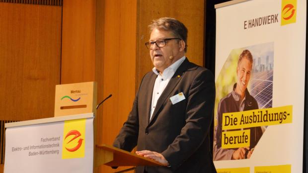 Hauptgeschäftsführer Andreas Bek begrüßte die Teilnehmer und zeigte aktuelle Branchenzahlen aus dem E-Handwerk in Baden-Württemberg – die Zahlen sind noch überwiegend gut