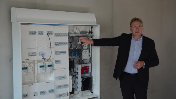 Rémy Becher, Geschäftsführer Hager Electro, erläutert die Technikzentrale (Quelle: Stöcklhuber)