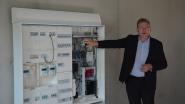 Rémy Becher, Geschäftsführer Hager Electro, erläutert die Technikzentrale (Quelle: Stöcklhuber)