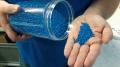 Bild 2: Die blauen Granulatzusätze 
für die Einfärbung des sonst farblosen 
Kunststoffs