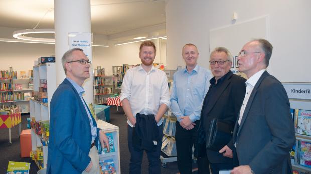 Bild 2: In der Bücherhalle Wilhelmsburg konnten sich die Juroren von einem erfolg­reichen Lichtprojekt der Fa. Elektro Eckstein mit sozialer Komponente überzeugen