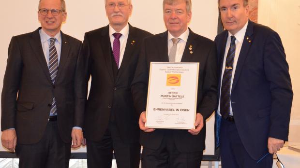 Martin Sättele (2.v.re.) wurde mit der Ehrennadel in Eisen geehrt, von Rainer Reichhold (Präsident BHWT), Lothar Hellmann und Thomas Bürkle