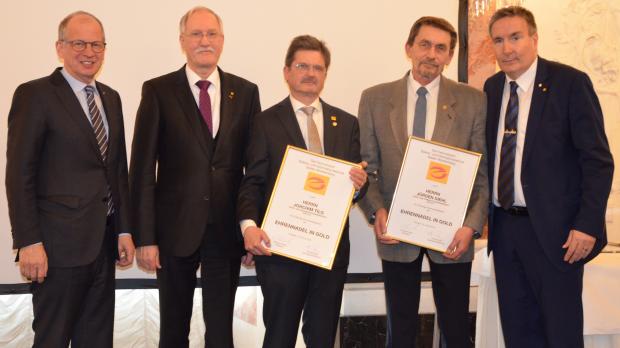Mit der Ehrennadel in Gold wurden Joachim Tilg (Mitte) und Jürgen Giehl (2.v.re.) ausgezeichnet
