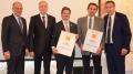 Mit der Ehrennadel in Gold wurden Joachim Tilg (Mitte) und Jürgen Giehl (2.v.re.) ausgezeichnet