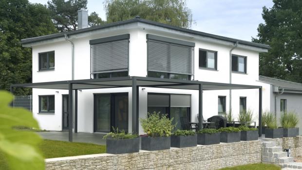 Bild 2: Außenjalousien, Pergolen und Rollläden werden in diesem Einfamilienhaus über die Smart-Home-Lösung »Centero Home« gesteuert