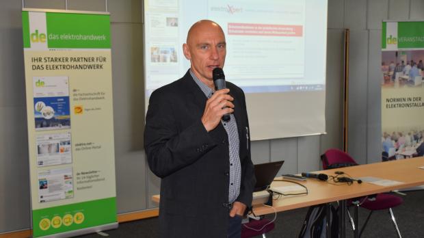 »de«-Redakteur Roland Lüders eröffnete die Normentage am 4. September und begrüßte Teilnehmer und Referenten
