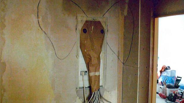 Der Einsender Frank Löffler schrieb dazu: Vorgefunden nach unserer Rohinstallation in einer Wohnung - ′Kunst im Elektrohandwerk′. Quelle: F. Löffler