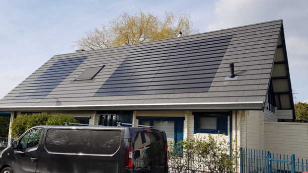 Solarziegel und Dachstein als Einheit