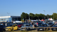 Bild 2: In das Autokino am Nürnberger Flughafen kamen etwa 100 Elektrohandwerker mit ihren Autos, um sich die Neuheiten von Busch-Jaeger, ABB und Striebel & John sowie den Film Wayne`s World anzusehen