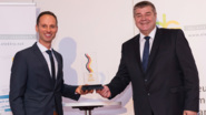 Bild 6: Für die hervorragende Nachwuchsförderung bei Dehn Instatec nahmen die Geschäftsführer Florian Meier (links) und Christian Hamann die Auszeichnung in Empfang